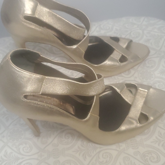 Gold stylish pumps EU40 - Picture 3 of 4